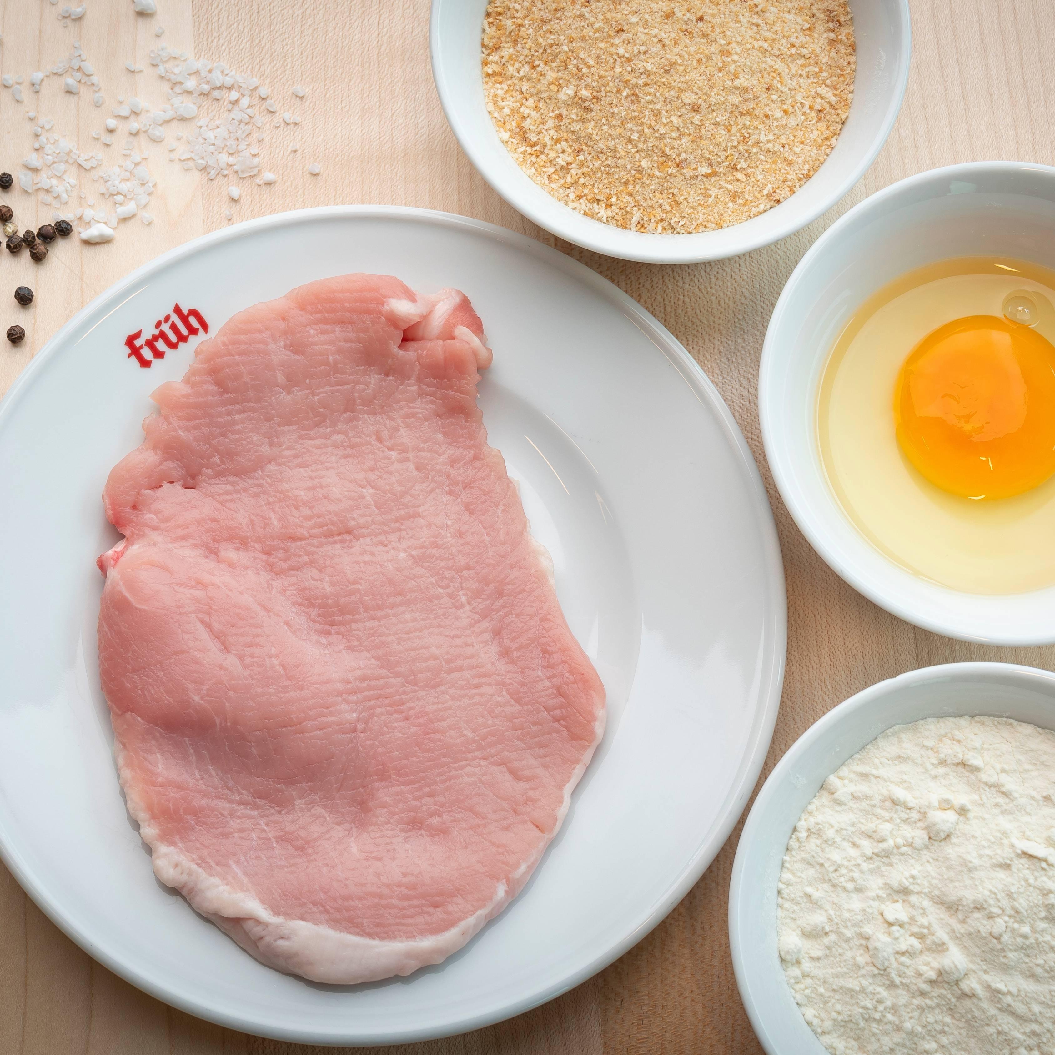 Rohes Fleisch mit Paniermehl und Ei